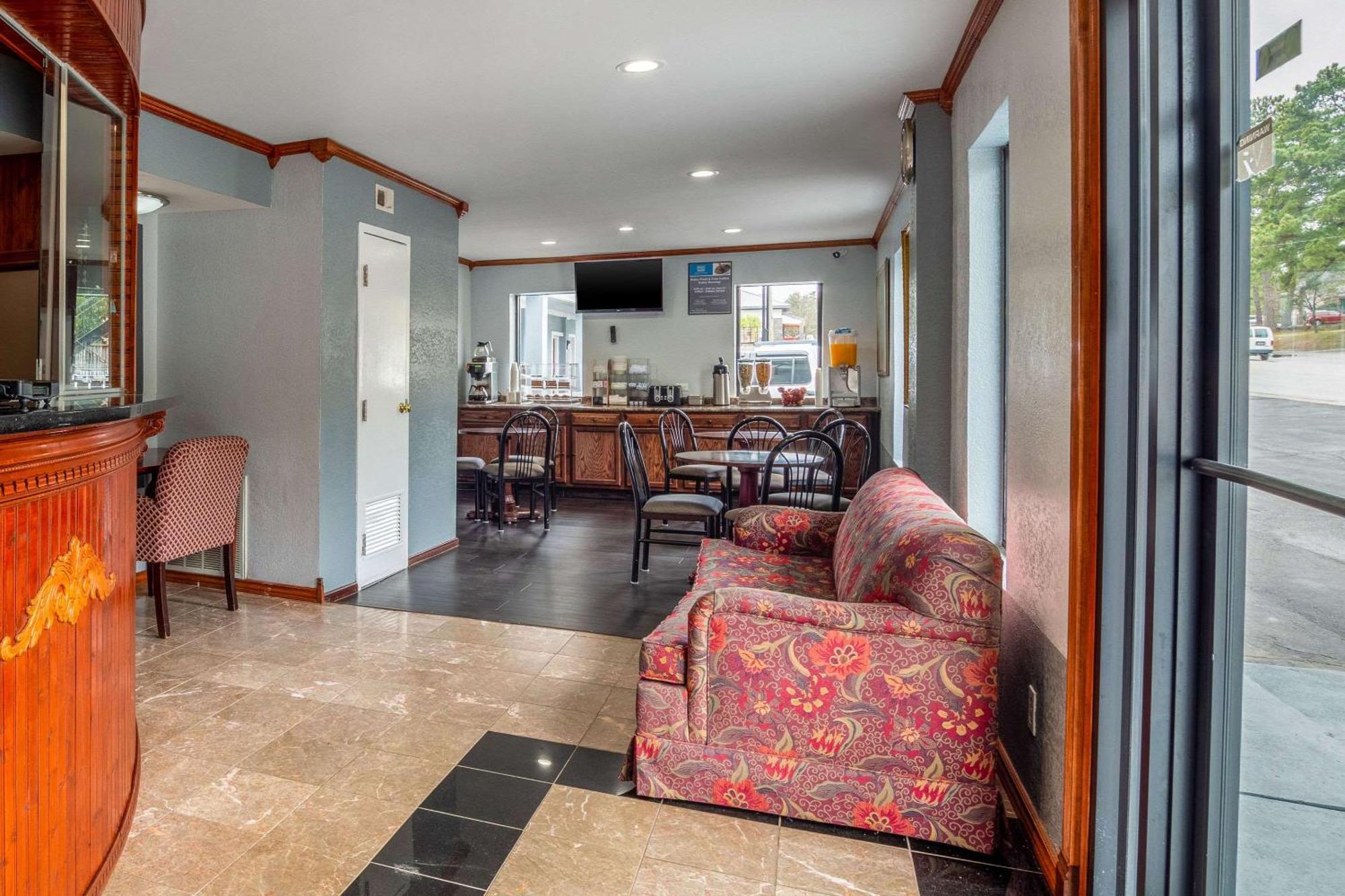 Rodeway Inn & Suites Fort Jackson Columbia Exterior foto