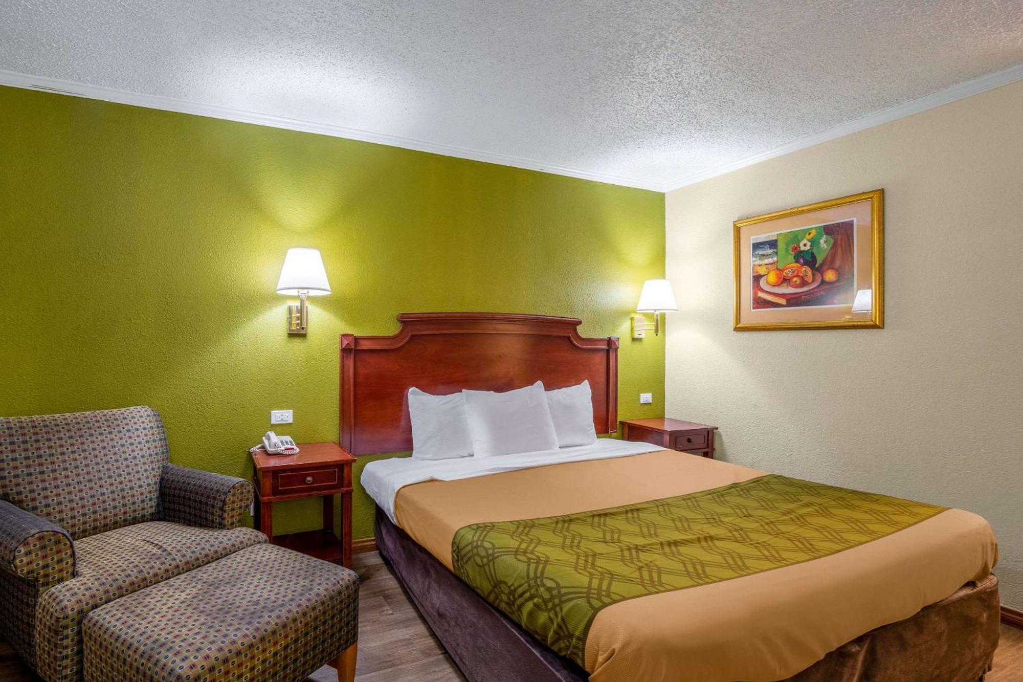 Rodeway Inn & Suites Fort Jackson Columbia Exterior foto
