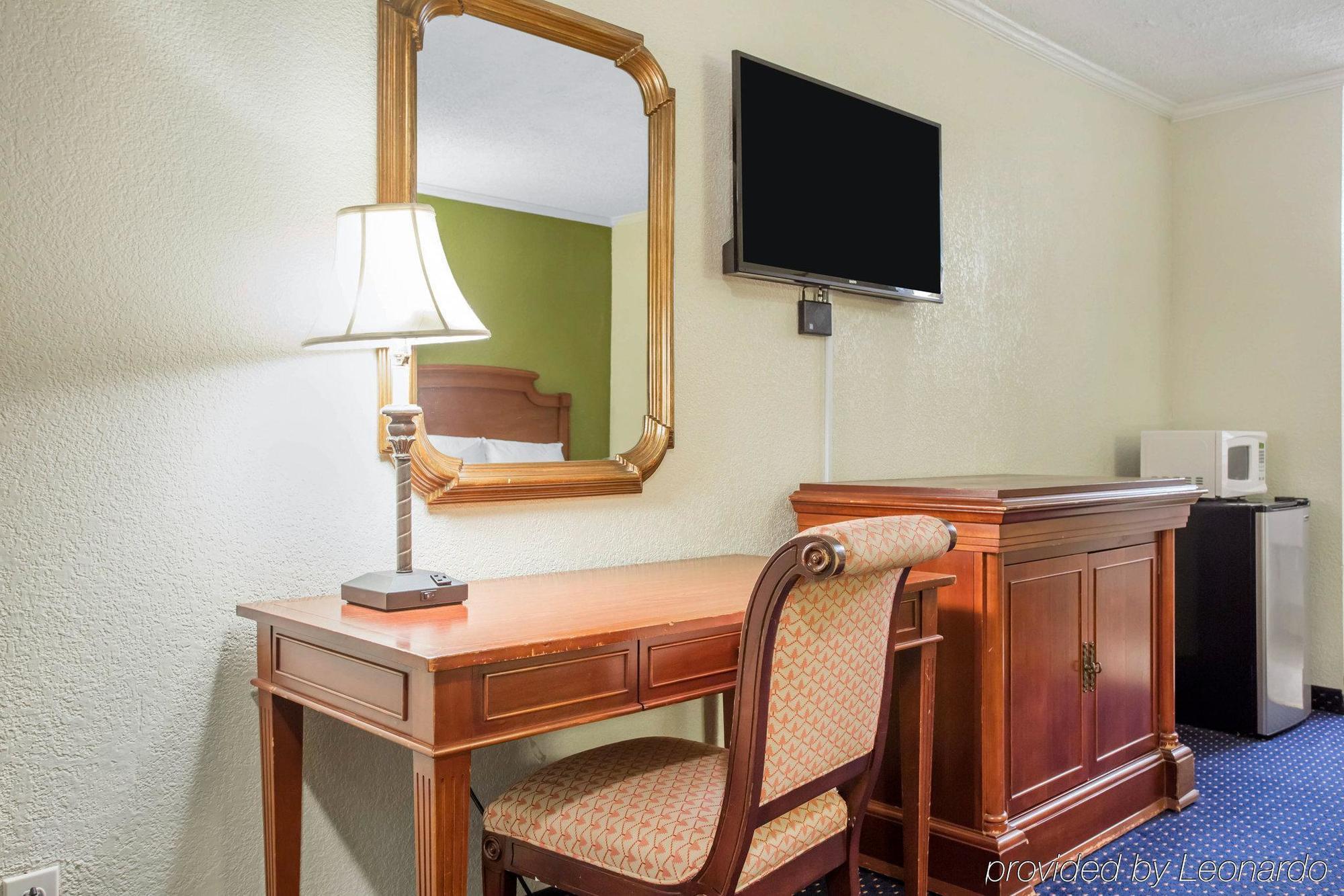 Rodeway Inn & Suites Fort Jackson Columbia Exterior foto