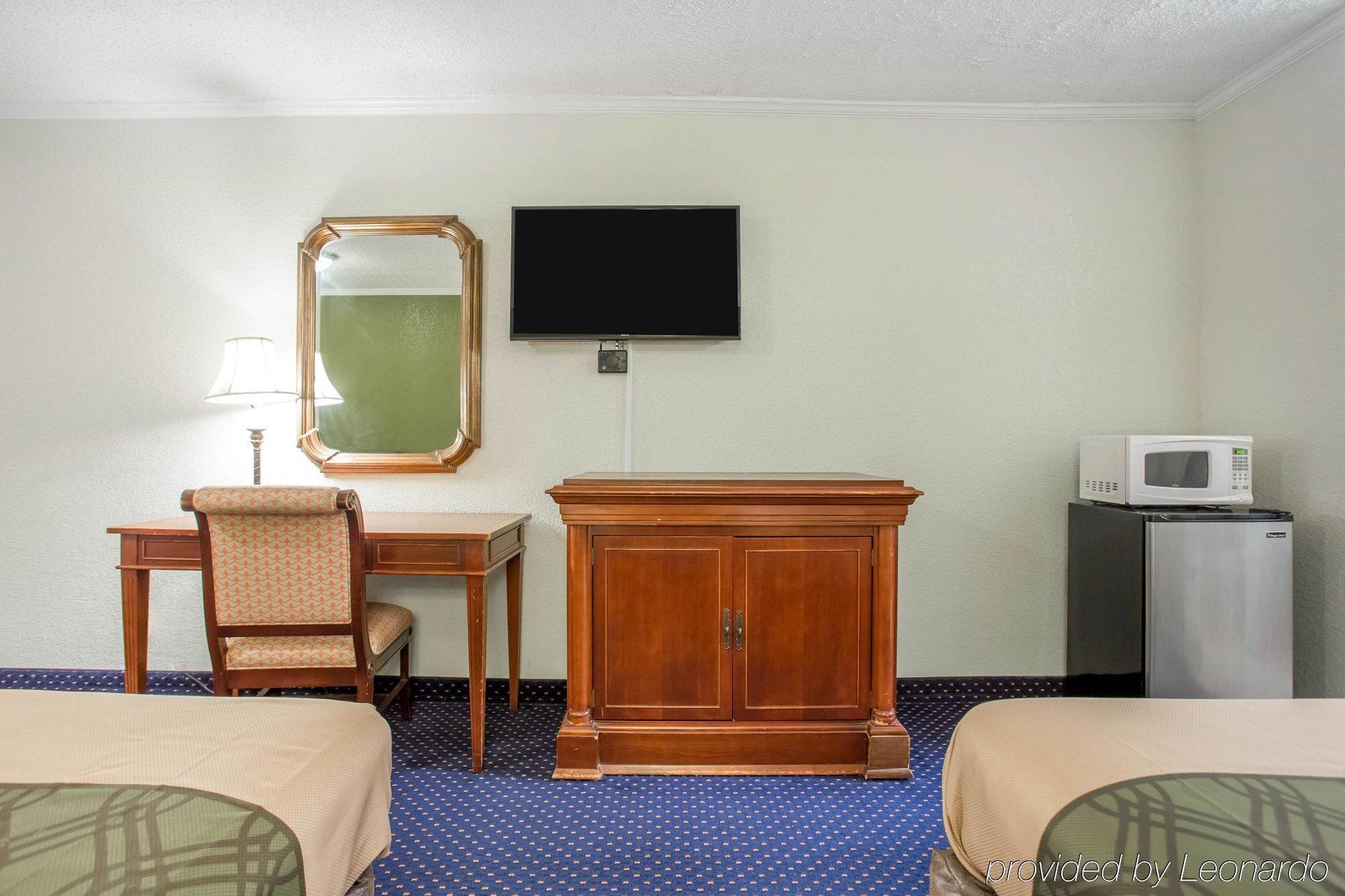 Rodeway Inn & Suites Fort Jackson Columbia Exterior foto