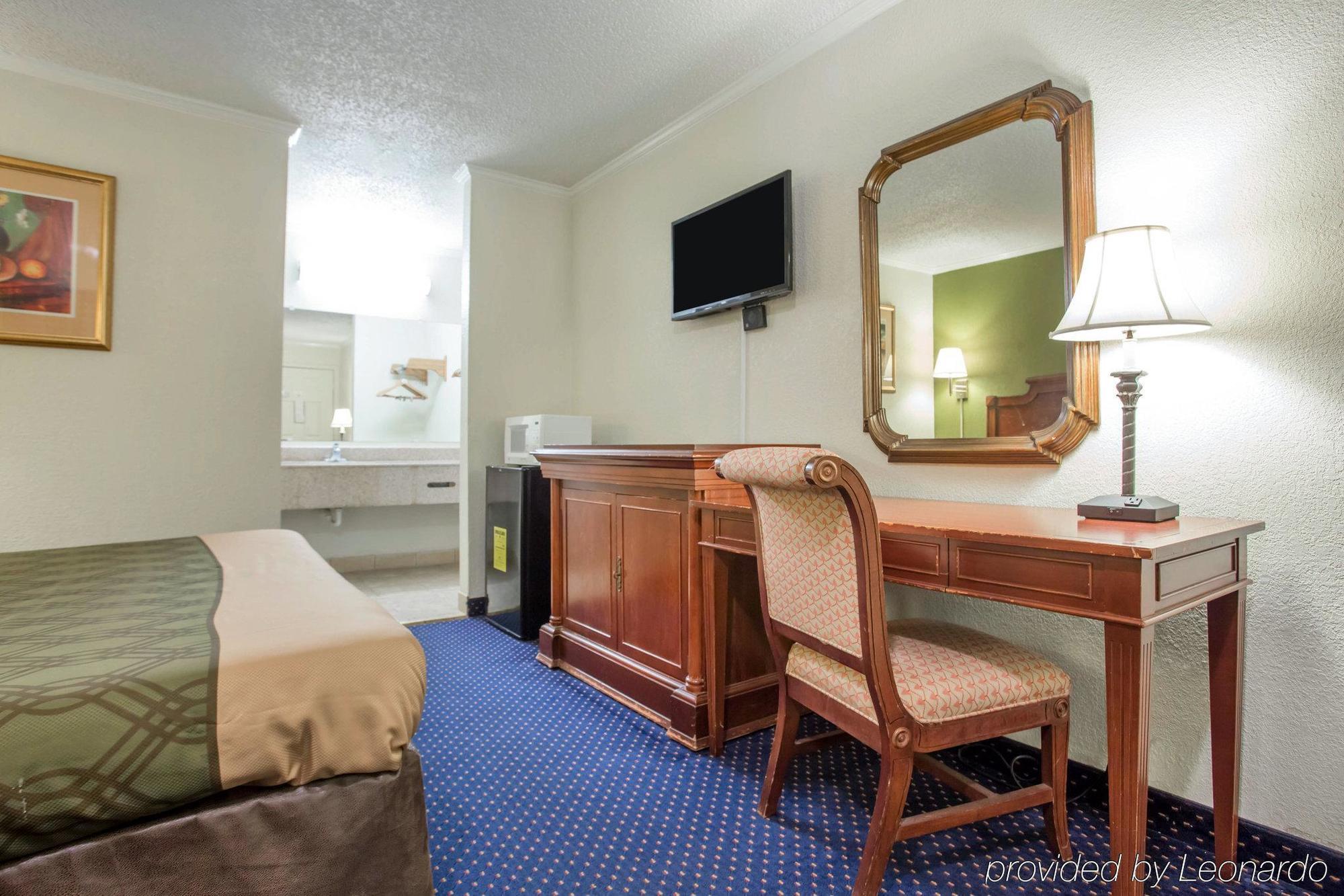 Rodeway Inn & Suites Fort Jackson Columbia Exterior foto