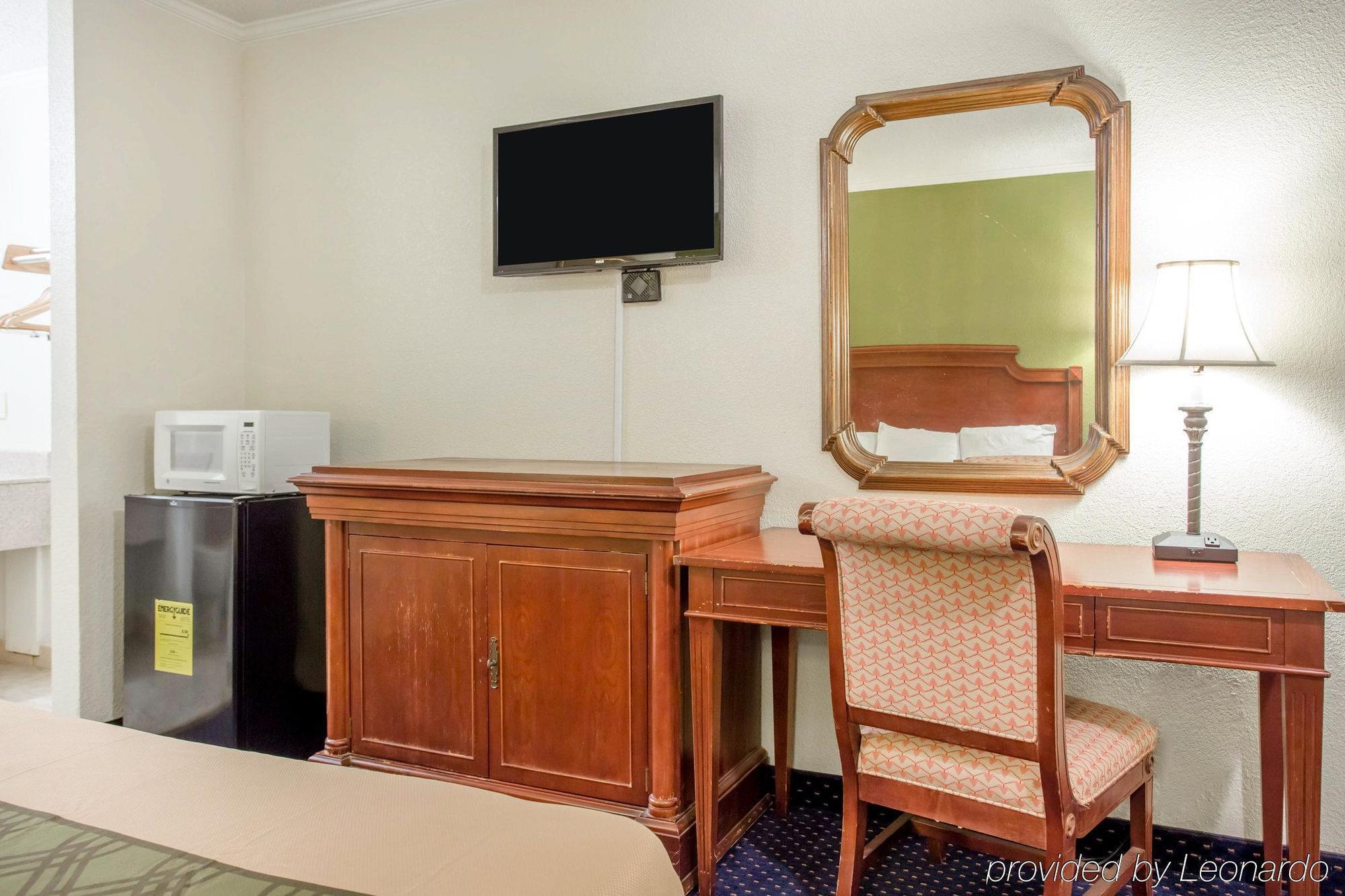 Rodeway Inn & Suites Fort Jackson Columbia Exterior foto