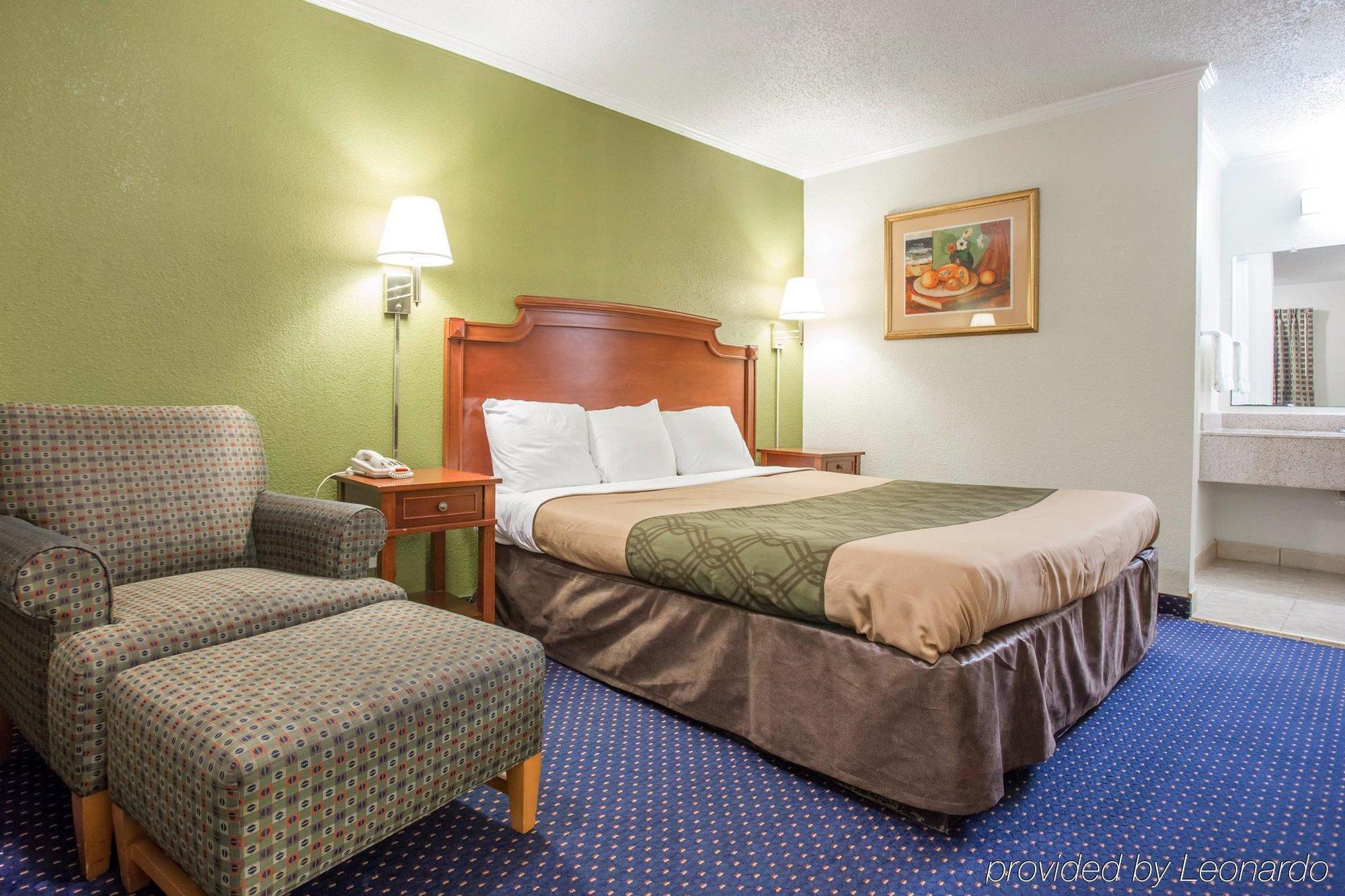 Rodeway Inn & Suites Fort Jackson Columbia Exterior foto