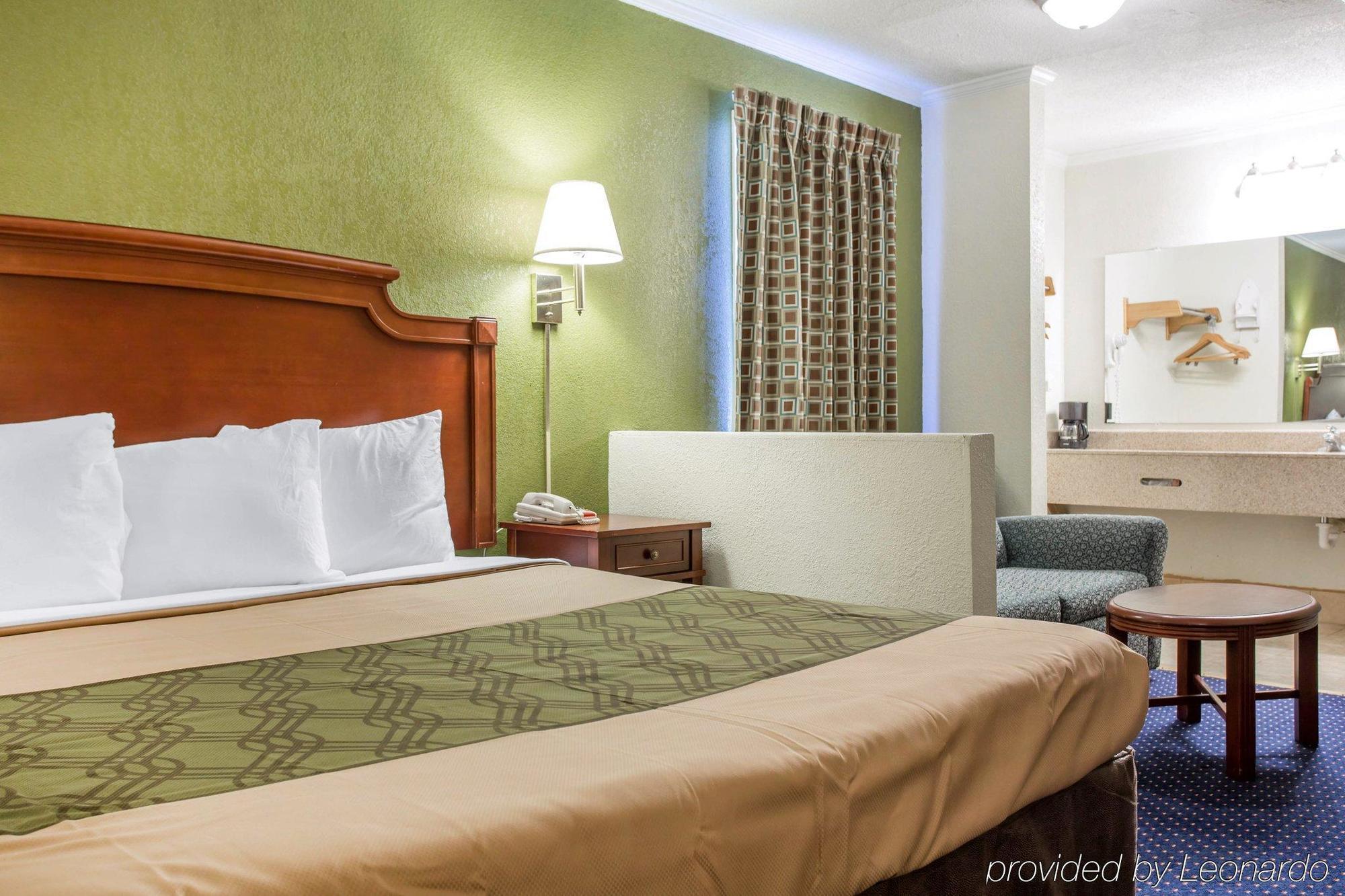 Rodeway Inn & Suites Fort Jackson Columbia Exterior foto