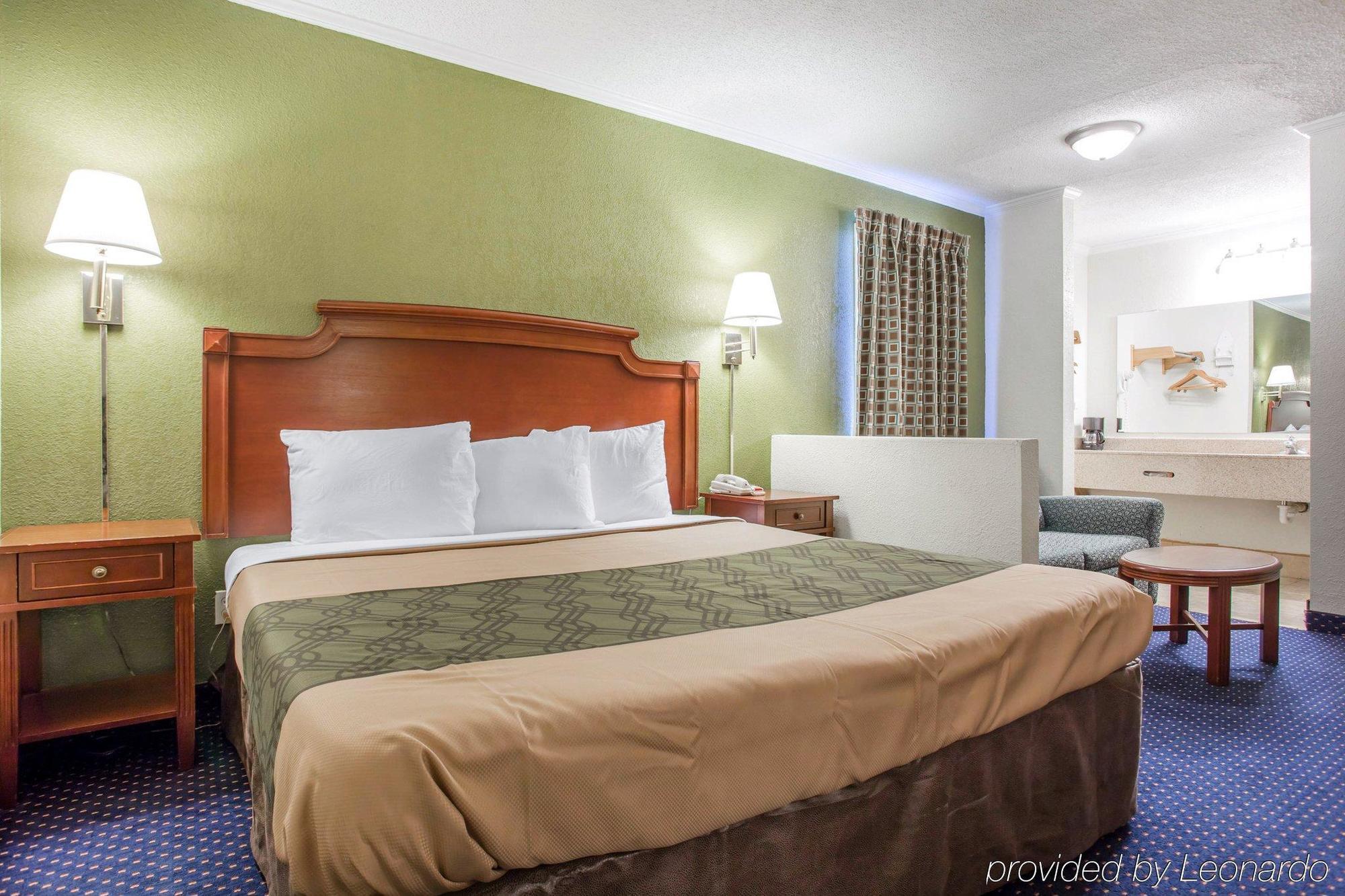 Rodeway Inn & Suites Fort Jackson Columbia Exterior foto