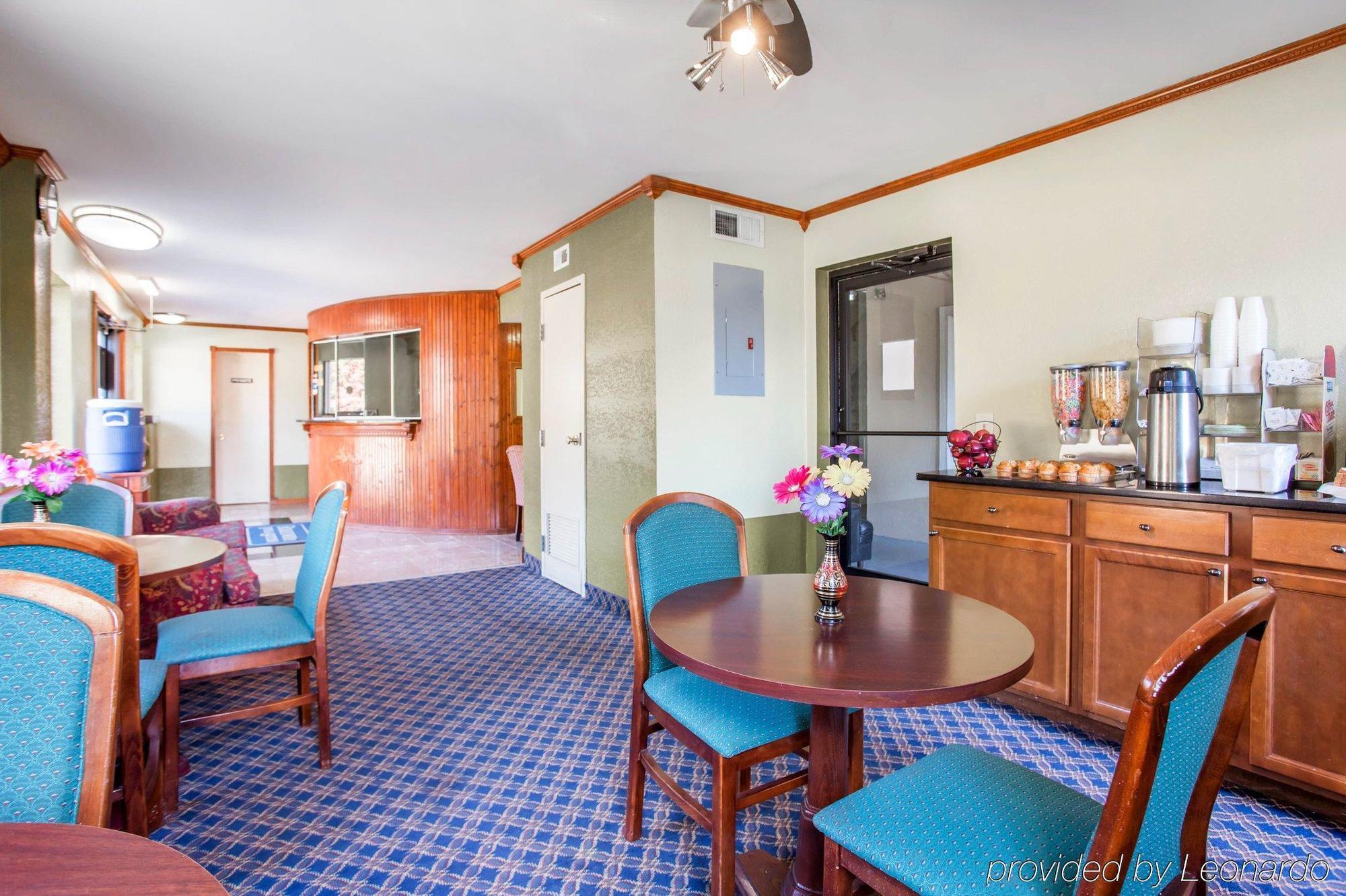 Rodeway Inn & Suites Fort Jackson Columbia Exterior foto